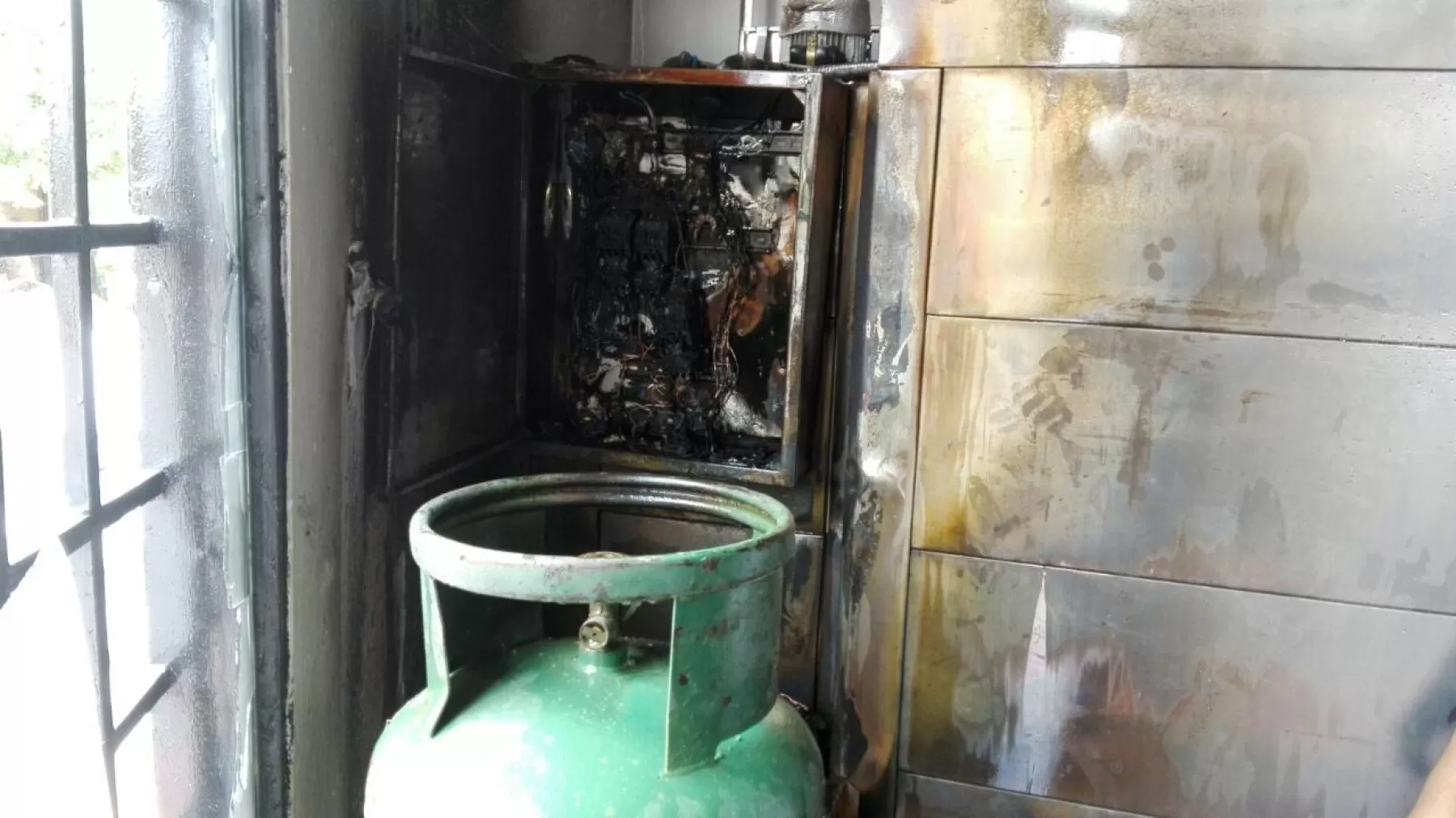 Así quedó la cocina de la Panadería Nisi. Los bomberos afirman que el reducido espacio fue determinante en el incendio.